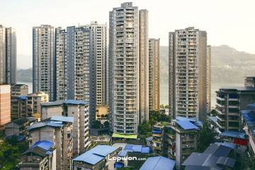 2021年11月30日，重庆市忠县，长江畔的城区。by Lopwon