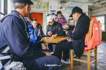 2021年12月02日，重庆市万州区，客轮里的人们。by Lopwon