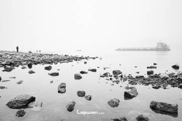 2021年12月10日，湖北省宜宾市，长江边的人们。by Lopwon