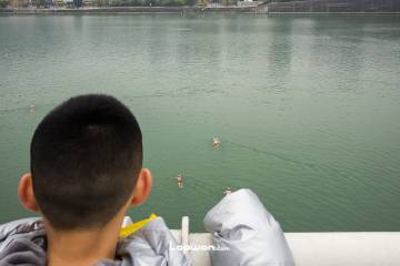 2021年11月28日，重庆市涪陵区，乌江边的人们。by Lopwon