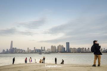 2021年12月17日，湖北省武汉市，长江边的人们。by Lopwon