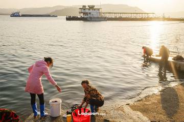 2021年12月01日，重庆市石宝镇，长江边的人们。by Lopwon