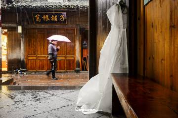 2022年01月06日，湖南省凤凰县，小镇上的人。by Lopwon