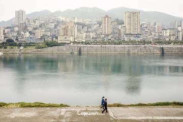 2021年12月28日，重庆市彭水县，乌江边的人们。by Lopwon