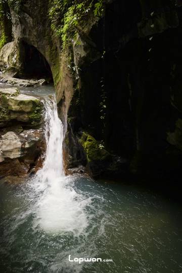 2021年12月27日，重庆市武隆区，地缝一景。by Lopwon