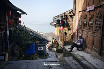 2021年12月01日，重庆市西沱镇，云梯街里的人。by Lopwon