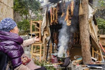 2021年12月31日，重庆市龚滩镇，古镇上的人。by Lopwon