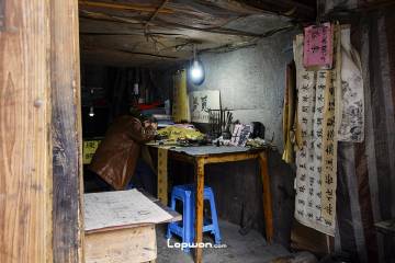 2022年01月03日，湖南省边城镇，小镇上的人。by Lopwon