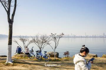 2021年12月19日，湖北省武汉市，东湖畔的人们。by Lopwon