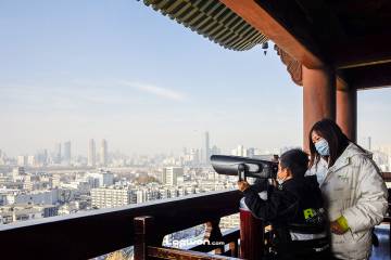 2021年12月18日，湖北省武汉市，黄鹤楼上的人们。by Lopwon