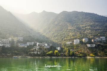 2021年12月09日，湖北省巴东县，长江一景。by Lopwon