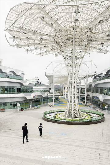 2022年01月15日，贵州省克度镇，天文小镇上的人们。by Lopwon