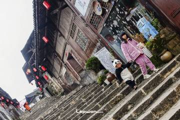 2022年01月08日，贵州省黎平县，翘街上的人们。by Lopwon