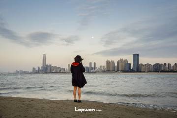 2021年12月17日，湖北省武汉市，长江边的人。by Lopwon