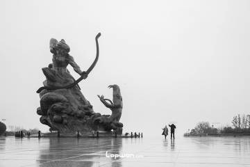 2021年12月16日，湖南省岳阳市，洞庭湖畔的人们。by Lopwon