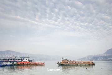 2021年12月03日，重庆市万州区，长江一景。by Lopwon