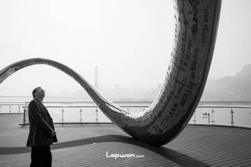 2021年12月03日，重庆市万州区，长江边的人。by Lopwon