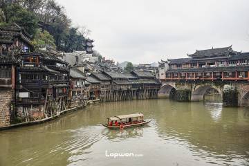 2022年01月06日，湖南省凤凰县，小镇上的人们。by Lopwon