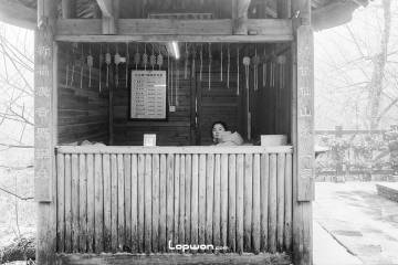 2021年12月24日，湖南省张家界市，天门山上的人。by Lopwon