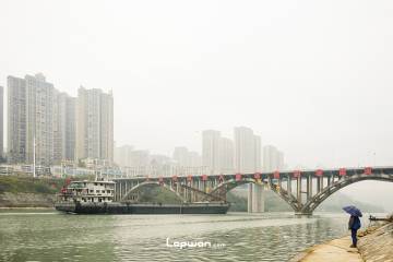 2021年11月29日，重庆市丰都县，龙河边的人。by Lopwon