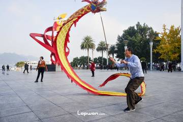 2021年11月30日，重庆市丰都县，长江边的人们。by Lopwon