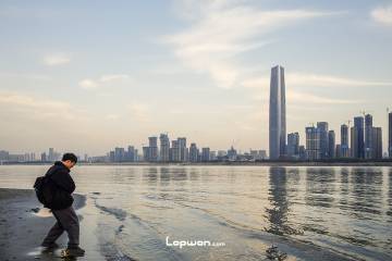 2021年12月18日，湖北省武汉市，长江边的人。by Lopwon