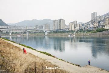 2021年12月28日，重庆市彭水县，乌江边的人们。by Lopwon