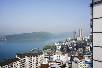 2021年12月01日，重庆市西沱镇，长江畔的城镇。by Lopwon