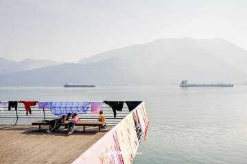 2021年12月04日，重庆市云阳县，长江边的人们。by Lopwon