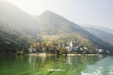 2021年12月09日，湖北省巴东县，长江一景。by Lopwon