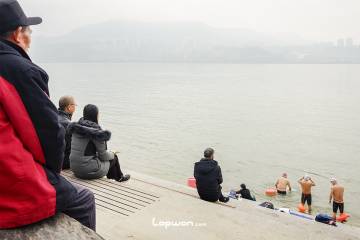 2021年12月03日，重庆市万州区，长江边的人们。by Lopwon