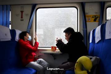 2021年12月26日，重庆市黔江区，火车上的人们。by Lopwon