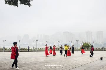 2021年12月03日，重庆市万州区，长江边的人们。by Lopwon