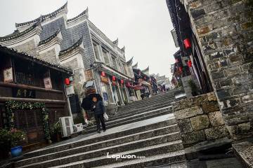 2022年01月08日，贵州省黎平县，翘街上的人们。by Lopwon