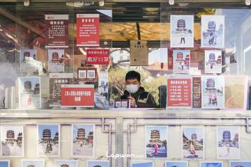 2021年12月18日，湖北省武汉市，黄鹤楼下的人。by Lopwon