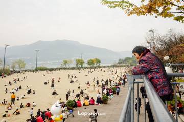 2021年12月04日，重庆市云阳县，长江边的人们。by Lopwon