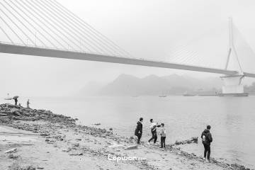 2021年12月10日，湖北省宜宾市，长江边的人们。by Lopwon