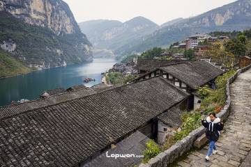 2021年12月29日，重庆市龚滩镇，乌江边的人。by Lopwon