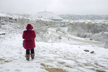 2021年12月26日，重庆市武隆区，雪地上的人们。by Lopwon