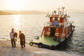 2021年12月01日，重庆市西沱镇，码头上的人们。by Lopwon