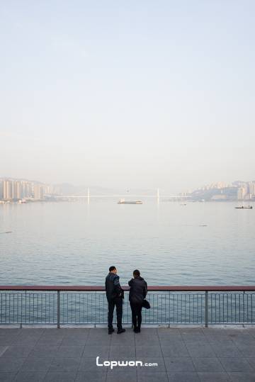 2021年12月02日，重庆市万州区，长江边的人们。by Lopwon