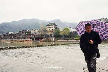 2022年01月06日，湖南省凤凰县，小镇上的人。by Lopwon