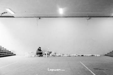 2021年12月28日，重庆市彭水县，桥下的人。by Lopwon