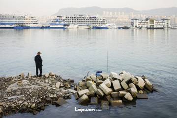 2021年12月02日，重庆市万州区，长江边的人。by Lopwon