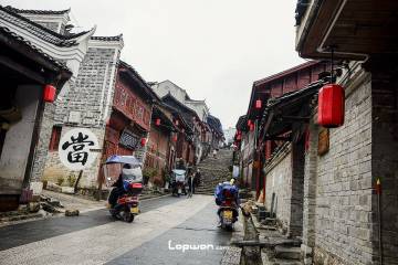 2022年01月08日，贵州省黎平县，翘街上的人们。by Lopwon