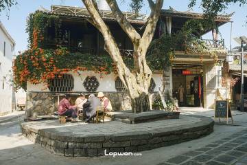 2023年02月18日，云南省腾冲市，和顺古镇上的人们。by Lopwon