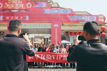 2023年02月14日，云南省瑞丽市，姐告口岸前的人们。by Lopwon