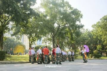 2023年02月13日，云南省芒市，广场上的人们。by Lopwon