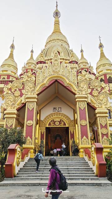 2023年02月12日，云南省芒市，大金塔旁的人们。by Lopwon