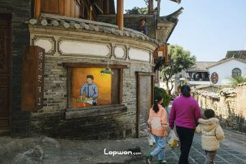 2023年02月18日，云南省腾冲市，和顺古镇上的人们。by Lopwon